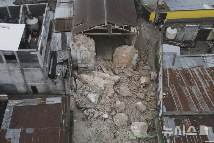 <font style="vertical-align: inherit;"><font style="vertical-align: inherit;"></font></font><font style="vertical-align: inherit;"><font style="vertical-align: inherit;">[산타 마리아 데 헤수스=AP/뉴시스] 과테말라에서 규모 5.7의 지진이 발생한 가운데 9일(현지 시간) 산타 마리아 데 헤수스의 가톨릭교회가 무너져 있다. 현지 당국은 지난 8일 오후부터 규모 3.0에서 5.7의 본진과 여진이 150차례 이상 이어지며 최소 4명이 숨졌다고 밝혔다. 2025.07.10.</font></font>