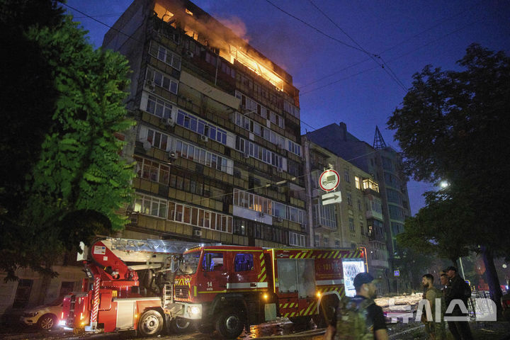 [키이우=AP/뉴시스] 10일(현지 시간) 우크라이나 키이우에서 러시아의 공습을 받은 한 주거용 건물에서 불길이 치솟고 있다. 2025.07.10.