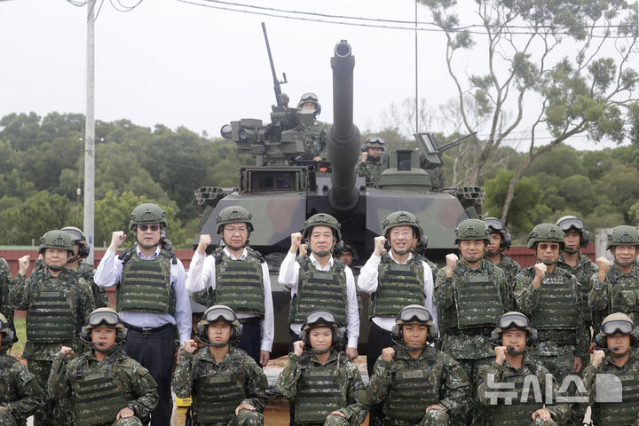 [신주=AP/뉴시스] ﻿﻿미국의 방위비 분담금 증액 요구와 중국의 군사적 압박이 맞물리는 가운데, 대만 정부가 내년도 국방예산을 대폭 증액하기로 했다. 내년 대만의 국방예산은 국내총생산(GDP) 대비 3.32%로, 2009년 이후 처음으로 3%를 돌파했다. 사진은 라이칭더(뒷줄 가운데) 대만 총통이 지난 7월 10일(현지 시간) 대만 신주현에서 열린 대만군의 실사격 훈련장을 방문해 군인들과 기념촬영 중인 모습. 2025.08.22