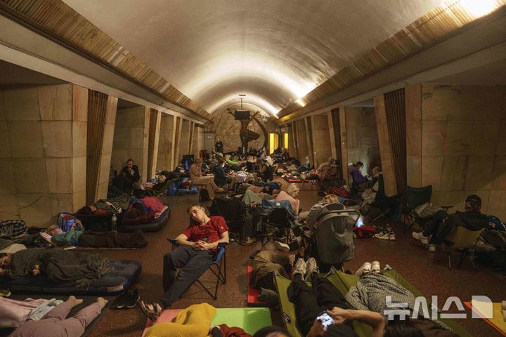 [키이우=AP/뉴시스] 10일(현지 시간) 러시아의 공습을 받은 우크라이나 키이우에서 주민들이 지하철역 승강장으로 대피해 잠자고 있다. 2025.07.10.