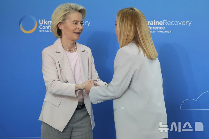 [로마=AP/뉴시스]우르줄라 폰 데어 라이엔 유럽연합(EU) 집행위원장이 10일 로마에서 열린 우크라이나 복구 회의에서 조르지아 멜로니 이탈리아 총리와 인사하고 있다. 폰 데어 라이엔 위원장은 이날 유럽의회에서 실시된 자신에 대한 불신임투표에서 가볍게 승리, 살아남았다. 2025.07.10. 