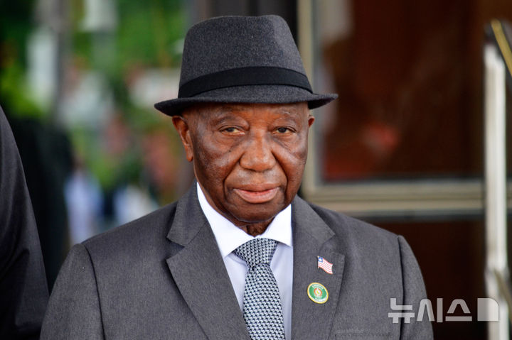 <font style="vertical-align: inherit;"><font style="vertical-align: inherit;">[아부자=AP/뉴시스] 조셉 보아카이 라이베리아 대통령이 지난 2024년 7월 7일(현지 시간) 나이지리아 아부자에서 열린 ECOWAS 회의에 참석하는 모습. 2025.07.11.</font></font>