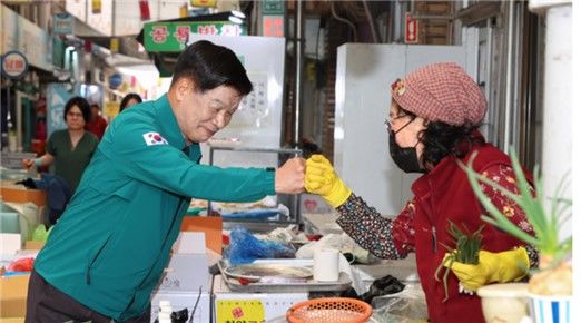 [고성(경남)=뉴시스] 신정철 기자= 경남 고성군은 9일, 이상근 군수의 민선8기 3주년을 맞아 소통을 바탕으로 현실을 직시하고, 오랜 과제를 피하지 않으며, 군정의 모든 역량을 쏟아부어 변화의 씨앗을 뿌렸고 마침내 열매를 맺고 있다.사진은 이싱근 군수가 변화와 희망을 갈망하는 고성군민과의 인사 모습.(사진=고성군 제공).2025.07.09. photo@newsis.com *재판매 및 DB 금지