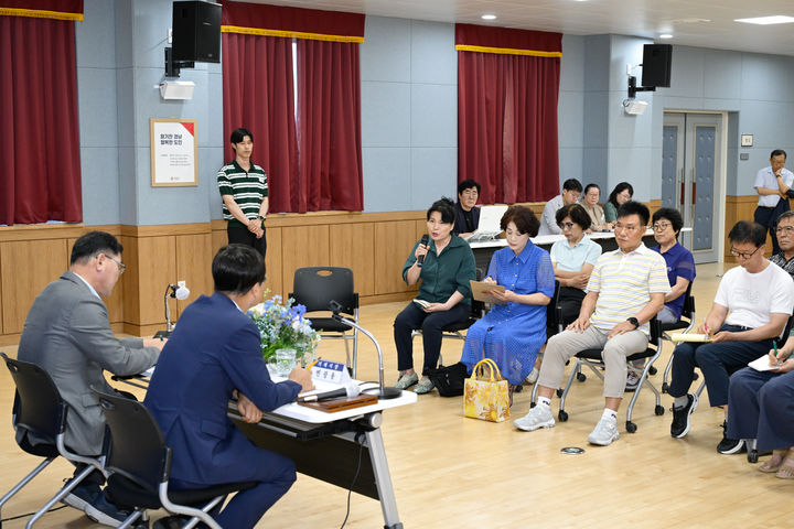 [거제=뉴시스] 신정철 기자= 경남 거제시는 아주동을 시작으로 두달간의 일정으로 ‘찾아가는 면·동 현안청취 간담회’에 본격 돌입했다고 10일 밝혔다.사진은 지난 8일 아주동 긴담회에서 ▲아주동 주민센터 경유 시내버스 증차 ▲한화오션(주) 남문 앞 그늘막 설치 ▲아주천 생태하천 조성 부지 내 체육시설 설치 등 활용 ▲양정터널-아주동 연결 진출로 개통 ▲아주 공영주차장 조성 등 다양한 지역 현안이 건의되고 있다.(사진=거제시 제공).2025.07.10. photo@newsis.com *재판매 및 DB 금지