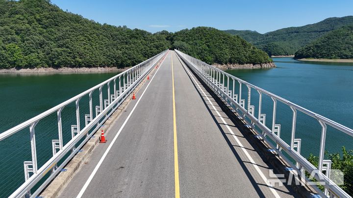 [보은=뉴시스] 연종영 기자 = 충북 보은군 회남면 사음리 대청호를 가로지르는 450m 길이 회남대교. 10일 충북도도로관리사업소가 발주한 투신방지용 설치작업이 마무리 단계에 접어들었다. 2025.07.10. jyy@newsis.com 