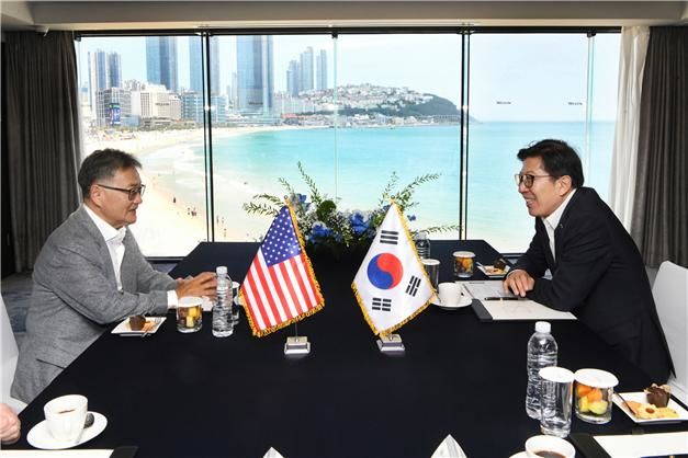 [부산=뉴시스] 박형준 부산시장이 ㅣ9일 오후 웨스틴조선부산에서 조셉 윤(왼쪽)과 환담하고 있다.(사진=부산시 제공) 2025.07.10. photo@newsis.com *재판매 및 DB 금지