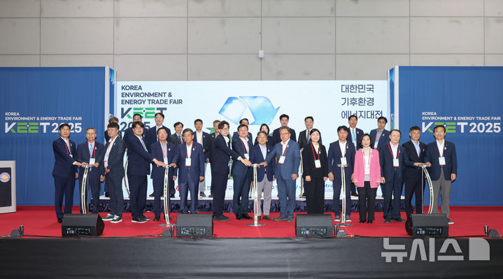 [서울=뉴시스] 2025 동반성장페어. 첫번째줄 왼쪽에서 일곱번째부터 곽재욱 동반성장위원회운영처장, 명창환 전라남도 행정부지사, 강기정 광주광역시 시장, 김영우 영산강유역환경청 청장 순. (사진= 동반성장위원회 제공)