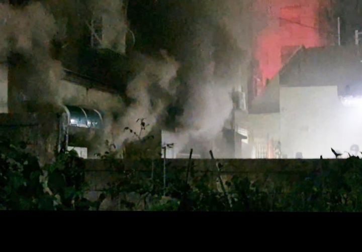 [인천=뉴시스] 10일 오전 3시18분께 인천 남동구의 한 다세대 주택에서 화재가 발생해 연기가 피어오르고 있다. (사진=인천소방본부 제공) 2025.07.10. photo@newsis.com *재판매 및 DB 금지