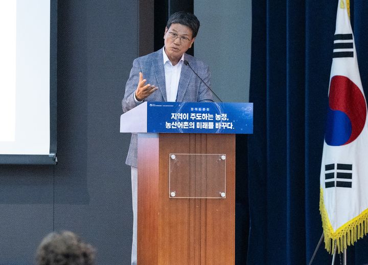 [청양=뉴시스] 조명휘 기자 = 김돈곤 충남 청양군수가 9일 강원랜드에서 대통령 소속 농어업·농어촌특별위원회 주최로 열린 '농산어촌 소명 극복 및 지역 활성화를 위한 정책토론회'에서 고향사랑기부제 추진전략 우수사례를 소개하고 있다. (사진= 청양군 제공) 2025.07.10. photo@newsis.com *재판매 및 DB 금지