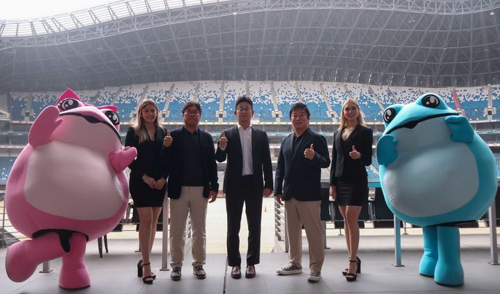 [서울=뉴시스] 지난 1일 하이트진로가 멕시코 축구 명문 구단 CF 몬테레이와 공식 스폰서십을 체결하고 기념사진을 촬영하고 있다.(왼쪽 세 번째부터) 권성준 아시안 푸드 마케팅(Asian Food Marketing) 대표, 오세호 하이트진로 미주팀장, 최한결 하이트진로 미주팀 과장 모습.(사진=하이트진로 제공) *재판매 및 DB 금지