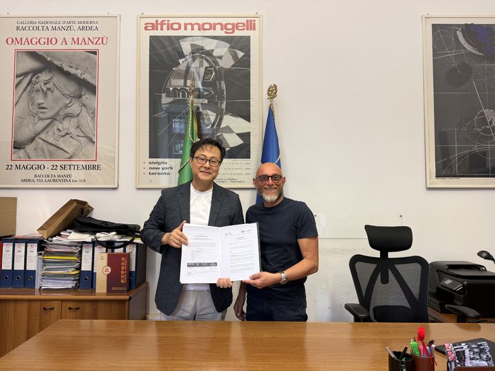 경희대 예술디자인대학 김진오 학장(왼쪽)과 로마예술대학 파비오(Fabio) 학장이 기념사진을 촬영하고 있다. (사진=경희대 제공) *재판매 및 DB 금지