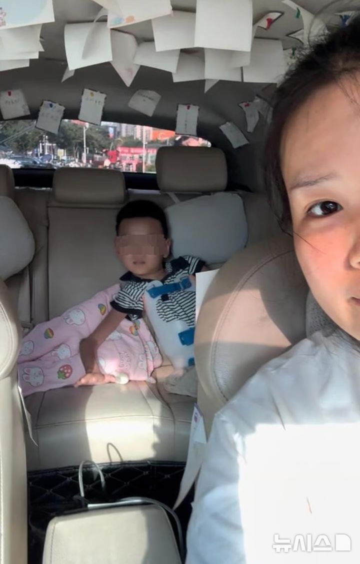 [서울=뉴시스] 중국 허난성에서 한 여성 택시기사가 중증 장애를 앓는 아들과 함께 일하는 모습이 현지 SNS에서 화제를 모으고 있다.(사진=SCMP)