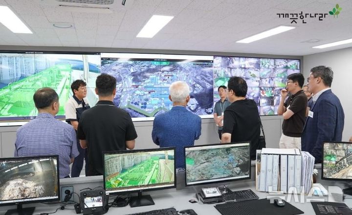 [서울=뉴시스] 깨끗한나라 청주공장을 방문한 한국제지연합회 회원사 임직원. (사진= 깨끗한나라 제공)