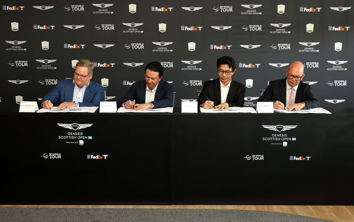 [서울=뉴시스] DP 월드투어 롤렉스 시리즈(Rolex Series) 중 하나로 유럽 최고의 권위를 자랑하는 대회인 '2025 제네시스 스코티시 오픈(2025 Genesis Scottish Open)'이 10일(현지시간) 스코틀랜드 노스 베릭(North Berwick)에 있는 르네상스 클럽(The Renaissance Club)에서 개막한다. 사진은 타이틀 스폰서 연장 계약을 체결 중인 (왼쪽부터) PGA 투어 최고 커머셜 책임자 릭 앤더슨(Rick Anderson), 현대차 대표이사 호세 무뇨스 사장, 제네시스사업본부장 송민규 부사장, DP 월드투어 최고경영자 가이 키닝스(Guy Kinnings) 모습. (사진=현대차 제공) 2025.07.10 photo@newsis.com *재판매 및 DB 금지