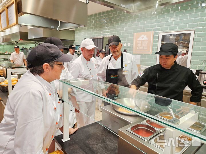 [서울=뉴시스] 더본코리아가 독일 글로버스 현지 조리사들에게 컨설팅하는 모습. photo@newsis.com