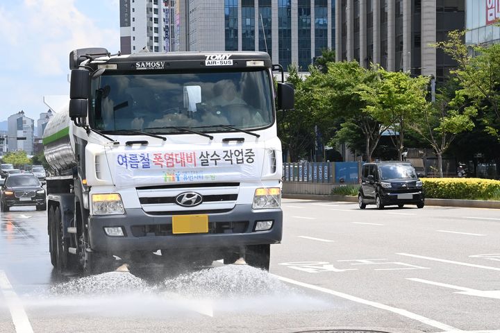 [수원=뉴시스] 도로 열기를 식히는 살수차량. (사진=수원시 제공) 2025.07.10. photo@newsis.com *재판매 및 DB 금지