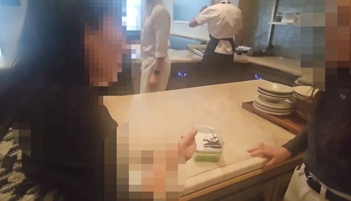 [서울=뉴시스] 식품의약품안전처는 식품 원료로 허용되지 않은 ‘개미’를 사용해 음식을 조리·판매한 음식점 대표 A씨와 법인을 '식품위생법' 위반 혐의로 검찰에 송치했다고 10일 밝혔다. (사진=식약처 동영상 캡처) 2025.07.10. photo@newsis.com *재판매 및 DB 금지