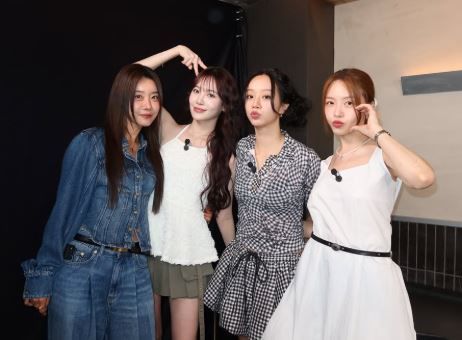 [서울=뉴시스] 걸스데이 멤버 민아는 9일 소셜미디어에 멤버 전원 사진 여러 장을 올렸다. (사진=민아 인스타그램 캡처) 2025.07.10. photo@newsis.com *재판매 및 DB 금지