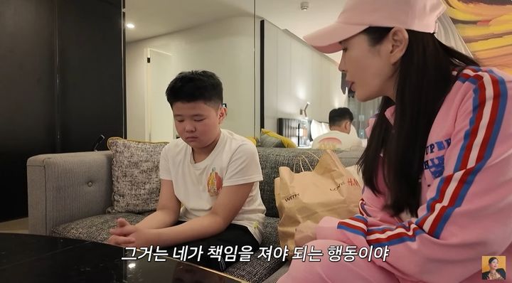 [서울=뉴시스] 9일 공개된 웹 예능 'A급 장영란'에서 방송인 장영란이 호텔 기물을 파손한 아들을 훈육했다. (사진=웹 예능 'A급 장영란' 화면 캡처) 2025.07.10 photo@newsis.com *재판매 및 DB 금지