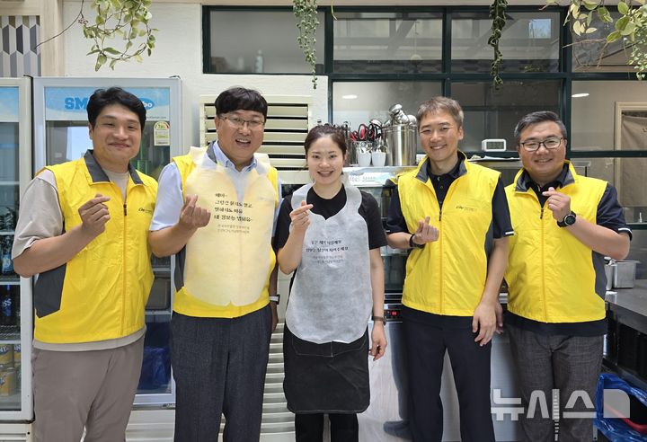 [세종=뉴시스]서부발전은 지난 9일 충남 태안 일대에서 주민과 관광객 100여명을 대상으로 '정보보호 홍보 캠페인'을 진행했다.(사진=서부발전 제공)