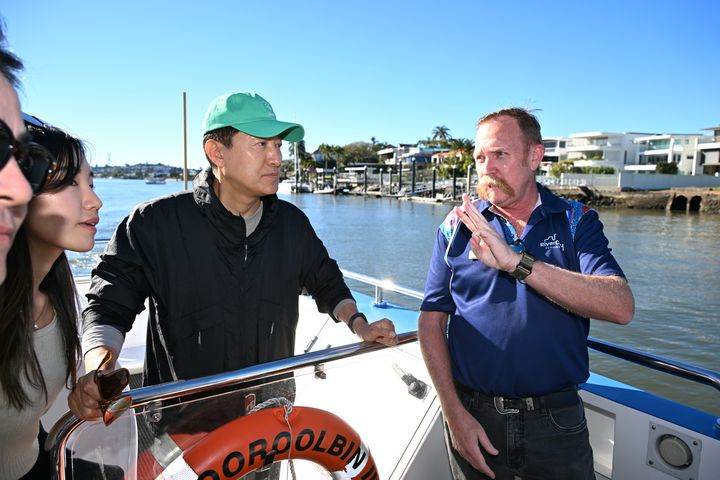 [서울=뉴시스] 오세훈 서울시장이 8일 오후 현지시간 30년 역사의 호주 브리즈번 수상버스 ‘시티캣’에 탑승해 브리즈번시 관계자로부터 정시운항 경험과 안전관리 방안 등을 청취하고 있다.. 2025.07.10 (사진 제공=서울시) photo@newsis.com *재판매 및 DB 금지