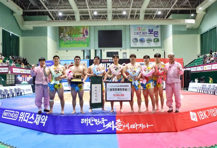 [울산=뉴시스] 울산 울주군은 소속 해뜨미씨름단이 충북 보은군 보은국민체육센터에서 열린 ‘위더스제약 2025 민속씨름 보은장사씨름대회’ 단체전에서 우승하며 전국 최강단에 등극했다고 10일 밝혔다. (사진= 울주군 제공) 2025.07.10.photo@newsis.com *재판매 및 DB 금지