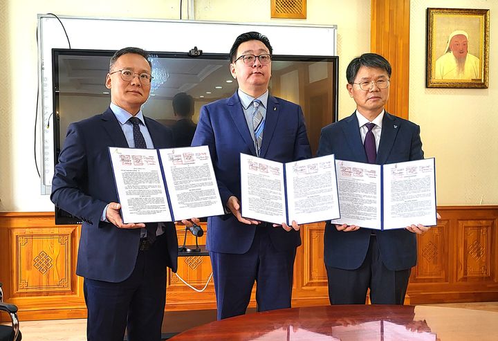 공동협력계약서 서명 모습. *재판매 및 DB 금지