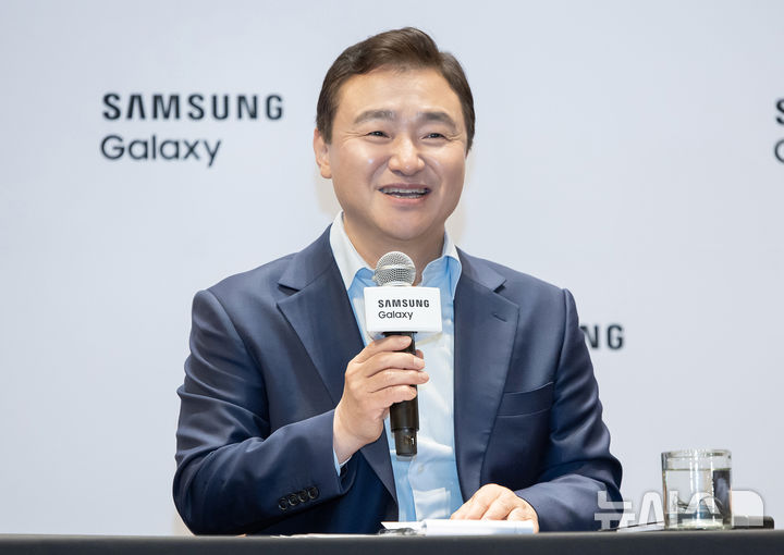 [뉴욕=뉴시스] 삼성전자 DX부문장 직무대행 노태문 사장이 9일(현지시간) 미국 뉴욕에서 '삼성 갤럭시 언팩 2025' 행사 직후 국내 기자간담회를 진행하고 있다. (사진=삼성전자 제공)