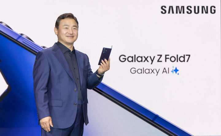 [뉴욕=뉴시스]삼성전자 DX부문장 직무대행 노태문 사장이 9일(현지시간) 미국 뉴욕 브루클린 듀갈 그린하우스(Duggal Greenhouse)에서 열린 ‘갤럭시 언팩 2025(Galaxy Unpacked 2025)’ 행사에서 초슬림 대화면 폴더블폰 ‘갤럭시 Z 폴드7’과 ‘갤럭시 Z 플립7’을 공개하는 모습. (사진=삼성전자 제공) *재판매 및 DB 금지