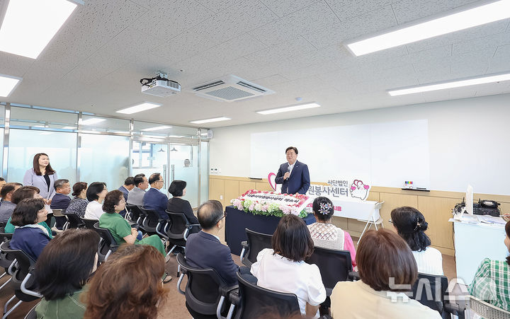 [시흥=뉴시스] 임병택 경기 시흘시장이 자원봉사센터 이전·개소식에서 참석해 인사말을 하고 있다. (사진=시흥시 제공) 2025.07.10. photo@newsis.com