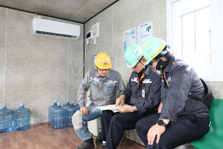 [거제=뉴시스] 신정철 기자= 한화오션(대표이사 김희철 사장)이 10일, 예년보다 일찍 극성을 부리기 시작한 폭염을 극복하기 위해 다양한 온열질환 예방 활동을 전개하며 직원들의 건강을 살피고 있다.사진은 지난해 대비 3배 증가한 에어컨, 정수기, 식염포도당 등이 비치된 임시 휴게실 모습.(사진=한화오션 제공).2025.07.10. photo@newsis.com *재판매 및 DB 금지