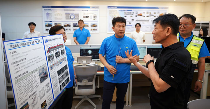 [서울=뉴시스] 한문희 코레일 사장이 지난 9일 연일 계속되는 폭염에 대비해 철도시설물 안전관리 대책을 점검하고 있다. 2025.07.10. (사진=코레일 제공) photo@newsis.com *재판매 및 DB 금지