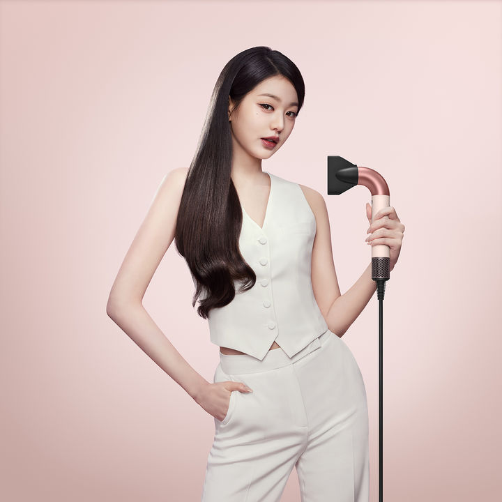 [서울=뉴시스]다이슨은 전문가 전용 헤어드라이어 '슈퍼소닉 r 헤어드라이어'를 일반 소비자용으로 판매한다고 밝혔다. 사진은 다이슨 슈퍼소닉 r 헤어드라이어를 든 다이슨코리아 헤어 디바이스 앰배서더 장원영. (사진=다이슨코리아 제공) photo@newsis.com *재판매 및 DB 금지