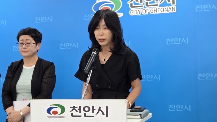 [천안=뉴시스] 송승화 기자 = 10일 불당동 천안시청에서 윤은미 복지정책국장이 설명을 하고 있다. 2025.07.10. ssong1007@newsis.com *재판매 및 DB 금지