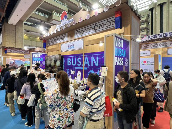 [부산=뉴시스] 지난 5월 대만에서 열린 '코리아 트레블 엑스포(KOREA TRAVEL EXPO)'에서 부산을 홍보하는 부스에 몰린 관람객들. (사진=부산관광공사 제공) 2025.07.10. photo@newsis.com *재판매 및 DB 금지