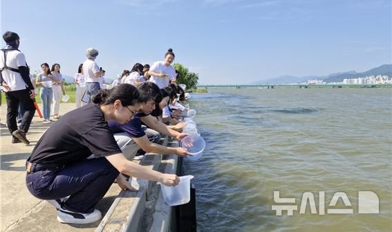 [서울=뉴시스] 지난해 어린 동남참게 방류행사 모습