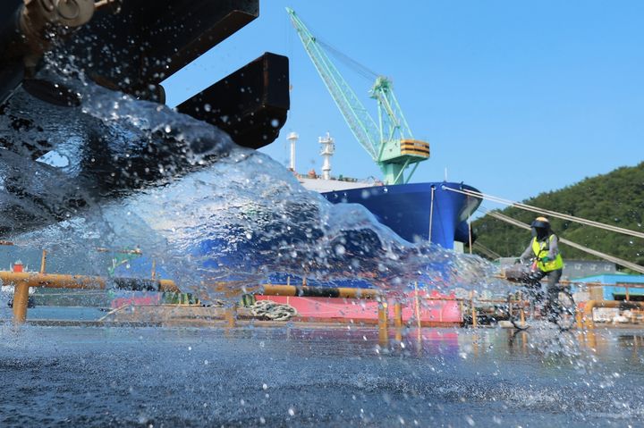 [거제=뉴시스] 신정철 기자= 삼성중공업이 10일, 극성을 부리기 시작한 폭염을 극복하기 위해 다양한 온열질환 예방 활동을 전개하며 작업자들의 건강을 보호하고 있다.사진은 삼성중공업이 조선소 작업장 온도를 낮추기 위해 살수차로 물을 뿌리고 있는 모습.(사진=삼성중공업 제공).2025.07.10. photo@newsis.com *재판매 및 DB 금지