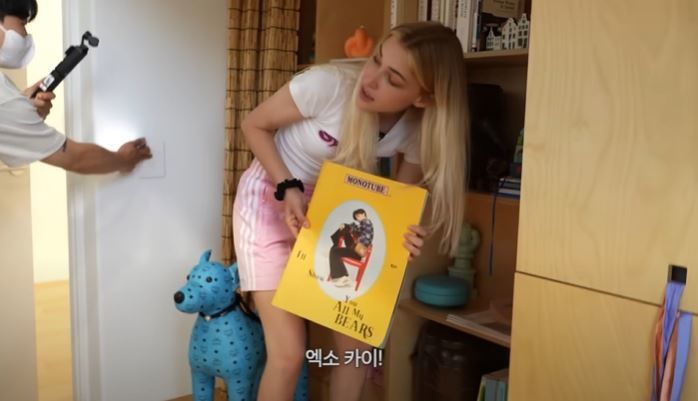 [서울=뉴시스] 모델 스테파니 미초바가 유튜브 채널에 9일 올라온 영상에서 남편인 래퍼 빈지노와 함께 1년 반 동안 공사한 집을 소개했다. (사진=유튜브 채널 '스테파니 미초바' 캡처) 2025.07.10. photo@newsis.com *재판매 및 DB 금지