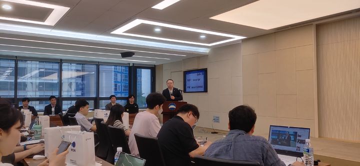 10일 우리금융 본사에서 정진완 우리은행장(단상)이 포용적 성장 플랫폼을 설명하고 있다. *재판매 및 DB 금지