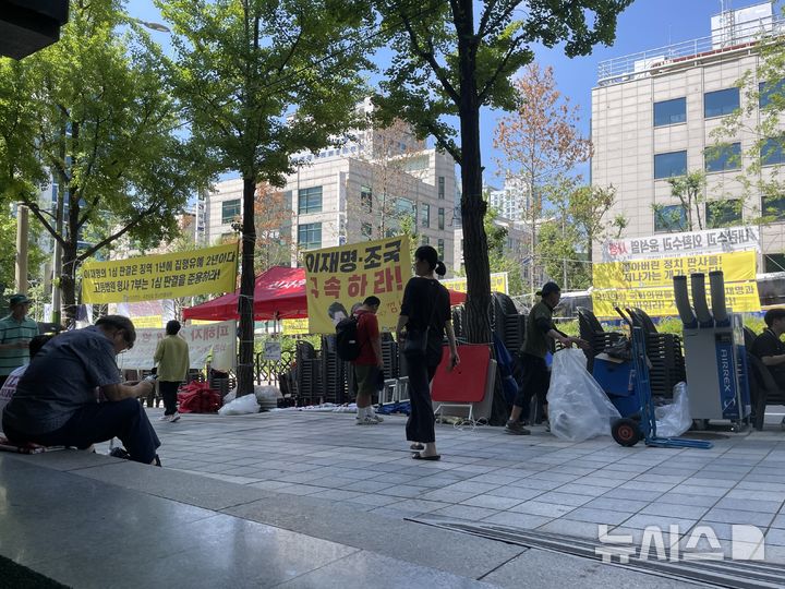 [서울=뉴시스]이채은 인턴기자=10일 오전 서울 서초구 서울중앙지법 인근 정곡빌딩 남관 앞 도로변에 보수단체 신자유연대와 자유대한국민연대 등이 설치한 천막과 현수막이 남아 있는 모습. 2025.07.10