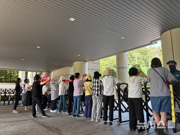 [서울=뉴시스]최은수 기자=10일 오전 서울 서초구 서울중앙지법 서관 1층 출입구 앞에서 윤석열 전 대통령 지지자 20여명이 질서유지선 너머를 바라보며 "윤석열! 대통령!" 등의 구호를 외치고 있다. 2025.07.10