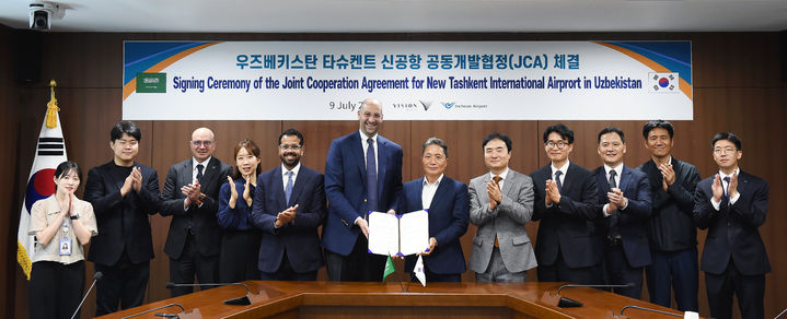 [서울=뉴시스] 지난 9일 인천국제공항공사 회의실에서 진행된 ‘우즈베키스탄 타슈켄트 신공항 공동개발협정 체결식’에서 인천국제공항공사 이학재 사장(오른쪽에서 6번째)이 비전인베스트 오마르 알 미다니 사장(왼쪽에서 6번째) 및 관계자들과 협정 체결 후 기념촬영을 하고 있다. 2025.07.10. (사진=인천공항공사 제공) photo@newsis.com *재판매 및 DB 금지