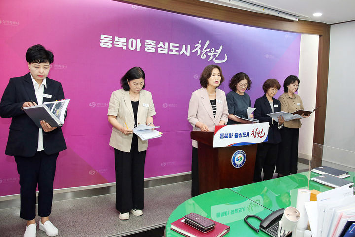 [창원=뉴시스] 강경국 기자 = 최영숙 경남 창원시 복지여성보건국장이 10일 시청 프레스센터에서 취약계층 폭염 보호대책과 관련해 브리핑을 하고 있다. (사진=창원시청 제공). 2025.07.10. photo@newsis.com *재판매 및 DB 금지