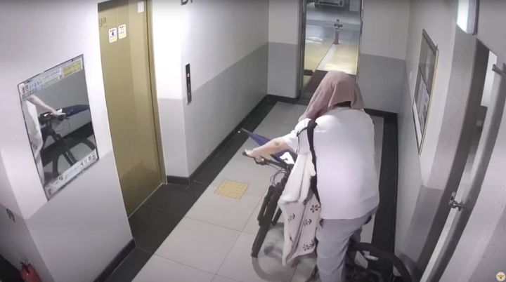아파트 CC(폐쇄회로)TV에 남성이 자전거를 훔치는 모습이 담겼다. (사진=경찰청 유튜브) *재판매 및 DB 금지