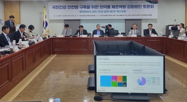 [서울=뉴시스] 서영석 더불어민주당 의원, 한지아 국민의힘 의원, 한국제약바이오협회는 10일 국회의원회관에서 ‘국민건강 안전망 구축을 위한 의약품 제조역량 강화 방안 토론회’를 개최했다. 2025.07.10. photo@newsis.com *재판매 및 DB 금지