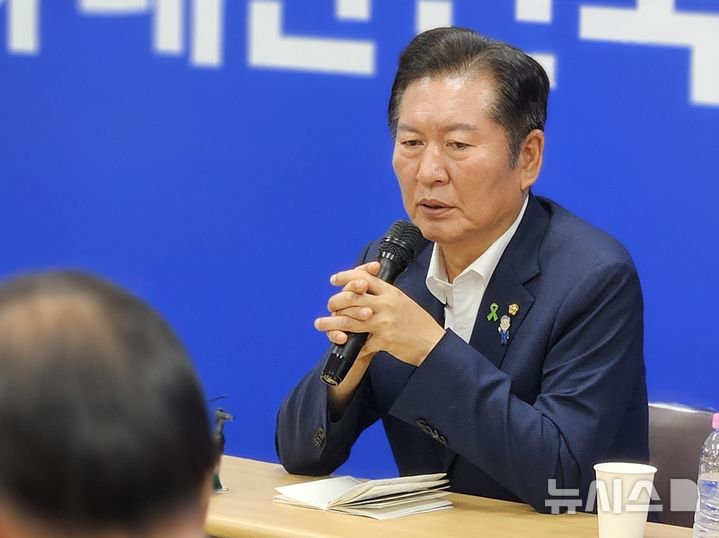 [청주=뉴시스] 이도근 기자= 더불어민주당 당대표 선거에 출마한 정청래 의원이 10일 충북 청주시 청원구 율량동 민주당 충북도당 대회의실에서 열린 핵심당원 간담회에서 발언하고 있다. 2025.07.10. nulha@newsis.com