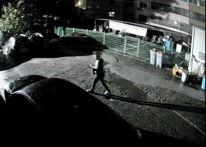 [통영=뉴시스] 신정철 기자= 통영해양경찰서(서장 박현용)가 지난 4월부터 8건의 민생침해 범죄에 대해 발빠른 대응으로 신속하게 사건을 해결하는 '국민해결사' 역할을 톡톡히 수행하고 있다.사진은 지난 6월22일 새벽, 경남 고성군 소재 포구에 계류즁인 낚시어선에 무단으로 침입해 200만원 상당의 낚시도구를 훔쳐 달아난 범인의 CCTV 모습.(사진=통영해경 제공).2025.07.10. photo@newsis.com *재판매 및 DB 금지