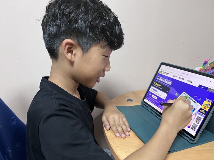 [대구=뉴시스] KT대구경북광역본부는 KTcs, 경상북도교육청과 함께 대형산불 피해지역 학생들에게 이동형 와이파이 기기인 '에그'를 무상 지원한다. (사진 = KT대구경북광역본부 제공) 2025.07.10. photo@newsis.com *재판매 및 DB 금지