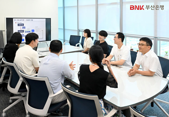[부산=뉴시스] BNK부산은행은 10일 지역 우수기업과의 실질적인 교류를 통해 상호 이해와 공감대를 형성하고 동반성장 기반을 넓히기 위한 '1일 체험 공감마케팅'을 본격 추진한다고 밝혔다. (사진=부산은행 제공) 2025.07.10. photo@newsis.com *재판매 및 DB 금지