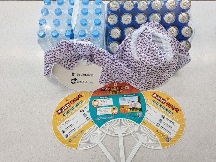 [창녕=뉴시스] 온열질환 예방 물품(생수, 이온음료, 농작업용 모자, 부채). (사진=창녕군 제공) 2025.07.10. photo@newsis.com *재판매 및 DB 금지